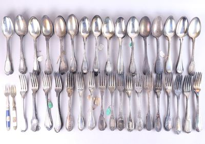 beaucoup de cuillères et de fourchettes en argent sur une table