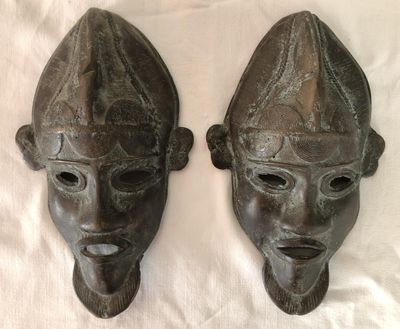 Deux masques masques africains en bronze, circa 1980, long :…