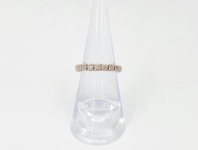 une photo d'une bague en diamant posée sur un vase transparent