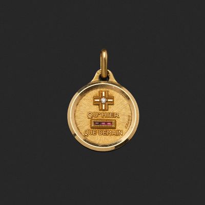 Gros plan sur une médaille d'or ornée d'une croix