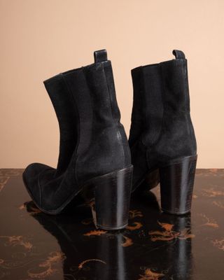 CHANEL. PAIRE DE BOTTINES à talon en suède noir, élastique s…