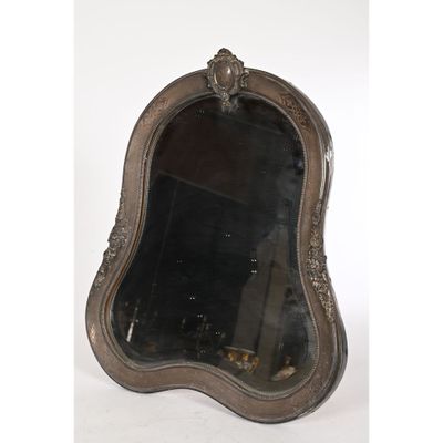 un miroir ancien en argent, orné d'un motif décoratif sur le pourtour