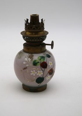 un petit vase en verre orné de fleurs, posé sur une surface blanche
