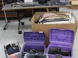 de nombreux objets dans une boîte posée par terre dans la pièce