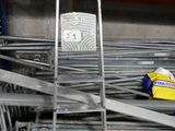 une échelle métallique appuyée contre un mur