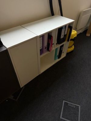 une photo d'une pièce avec un bureau et une bibliothèque