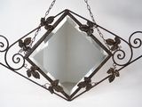 un miroir accroché au mur, entouré d'une chaîne