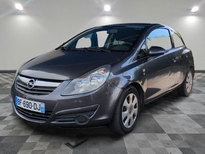 la photo d'une voiture grise garée dans un garage