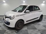 la petite voiture blanche est garée sur un carrelage à carreaux