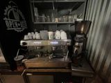 une machine à café posée sur une table dans une petite pièce