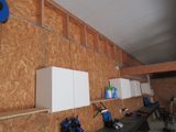 une photo d'une pièce où l'on voit des étagères accrochées au mur