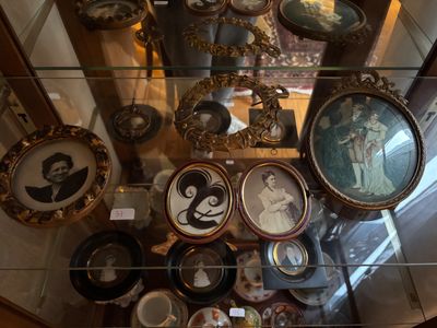 Ensemble de petits cadres en laiton et bois doré. On y joint un bel ex - Photo 1