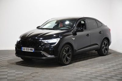 le 4x4 noir est garé sur le sol en damier d'une pièce