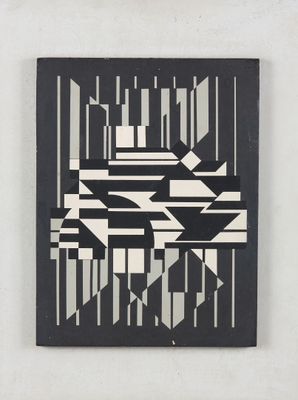 l'image d'une peinture en noir et blanc sur un mur blanc
