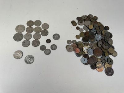 beaucoup de pièces qui sont sur la table