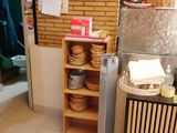 une petite cuisine avec beaucoup de vaisselle sur le plan de travail