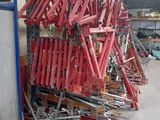 un gros tas d'outils entassés dans un entrepôt