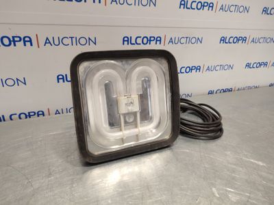 gros plan d'une lampe sur une table avec un cordon