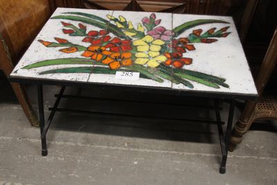 une table en carrelage décorée de fleurs, dans une pièce