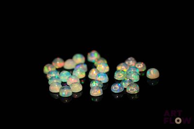 perles oplites « feu blanc » sur fond noir