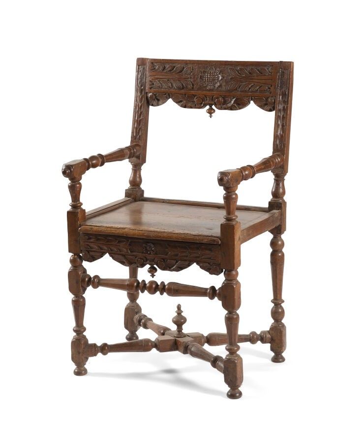 FAUTEUIL EN NOYER SCULPTÉ ET TOURNÉ