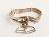 bracelet en métal argenté muni d'une boucle et d'un fermoir en métal