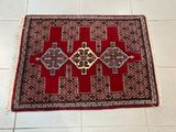 tapis posé sur le sol d'une cuisine au carrelage blanc