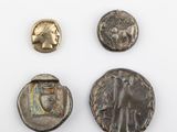 un ensemble composé de trois pièces romaines et d'une pièce romaine