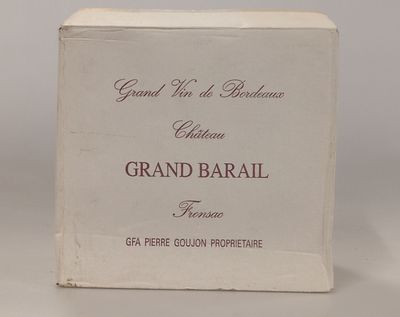 une vieille boîte de vin posée sur une table blanche