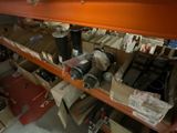 une étagère remplie d'articles variés dans un magasin