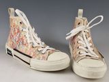 une paire de baskets ornées de graffitis sur fond gris