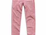 un legging rose pour femme sur fond blanc