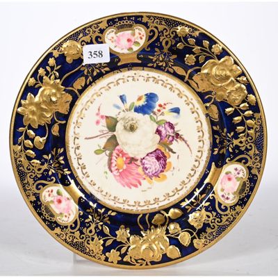 un gros plan d'une assiette décorée de fleurs