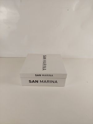 une boîte blanche sur laquelle figure un logo en noir et blanc