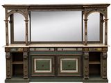 une vieille armoire en bois surmontée d'un miroir