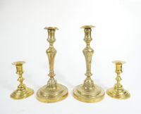 2 paires de bougeoirs en laiton et bronze fûts balustres H.