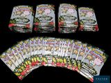 un gros plan sur un paquet de cartes à collectionner Pokémon sur fond noir