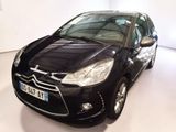 La Citroën noire est garée dans une pièce blanche