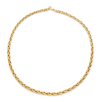 un collier en or sur fond blanc