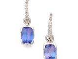 une photo d'une paire de boucles d'oreilles ornées d'une pierre bleue et de diamants
