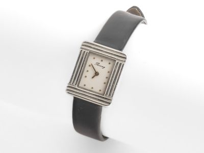 une image représentant une montre-bracelet au cadran carré et au bracelet en cuir noir