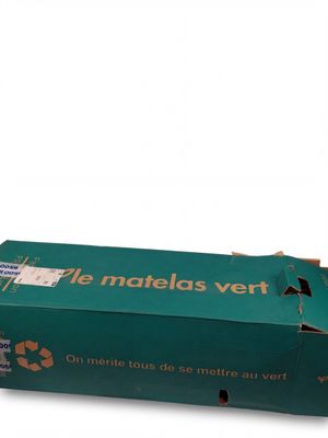 emballage d'une boîte verte portant un logo indiquant qu'elle est recyclable