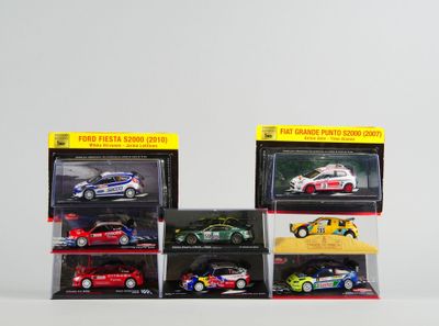 Plusieurs petites voitures sont empilées les unes sur les autres dans une vitrine.