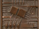une plaque métallique sur laquelle figurent plusieurs outils
