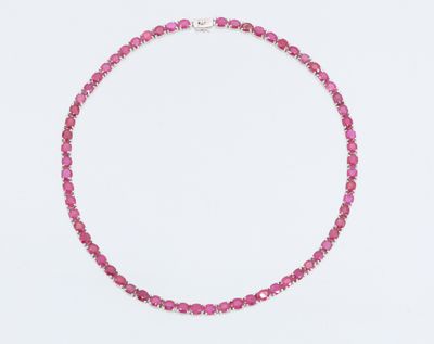un collier de perles roses sur fond blanc