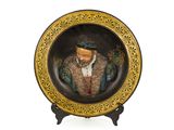une photo d'une assiette décorative sur laquelle figure l'image d'un homme