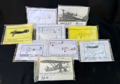 de nombreux types d'avions différents sur une surface noire