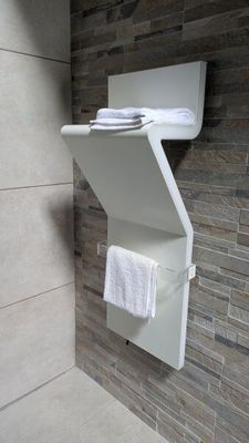 un porte-serviettes avec des serviettes accrochées dessus dans une salle de bains
