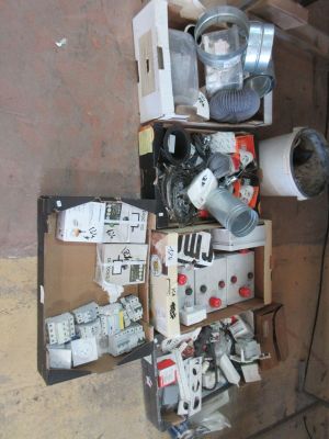 un tas de vieux appareils électroménagers dans une pièce