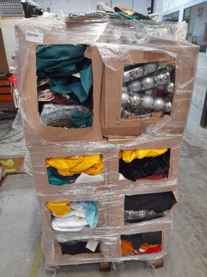 Lot DE Vetements + Chaussettes + Decorations DE Noel